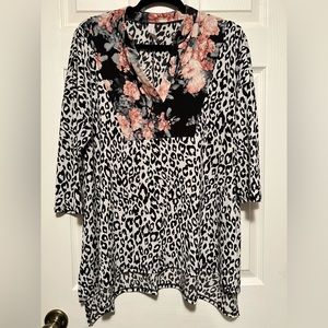 Size L - Fits size 12-14
Tunic 3/4-sleeve. Nice stretch